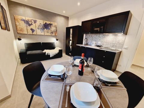 Kitchen or kitchenette, Living room, Seating area, Dining area