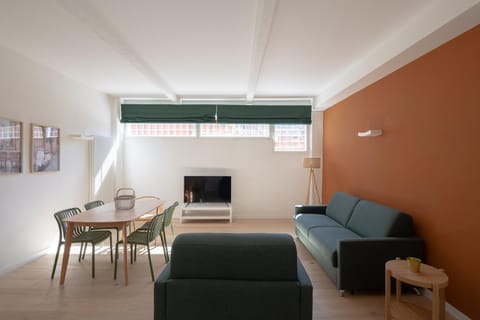 Communal lounge/ TV room, Day, TV and multimedia, Living room, Seating area, Dining area, Lunch
