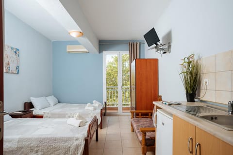 Bed, TV and multimedia, Kitchen or kitchenette, Photo of the whole room, Bedroom, towels, air conditioner