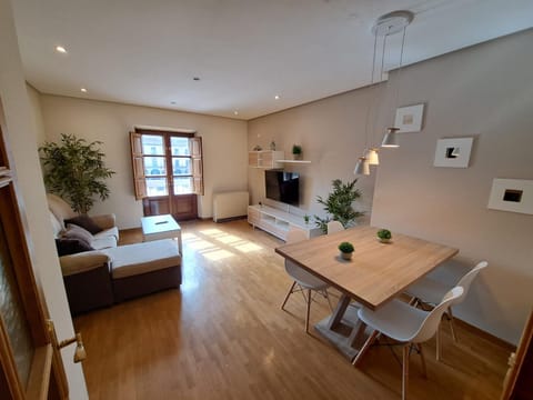 TV and multimedia, Living room, Seating area, Dining area
