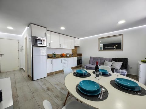 Kitchen or kitchenette, Living room, Seating area, Dining area, pet friendly, stove
