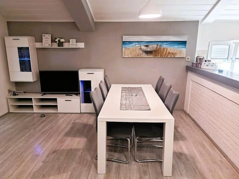 TV and multimedia, Kitchen or kitchenette, Dining area, hair dresser