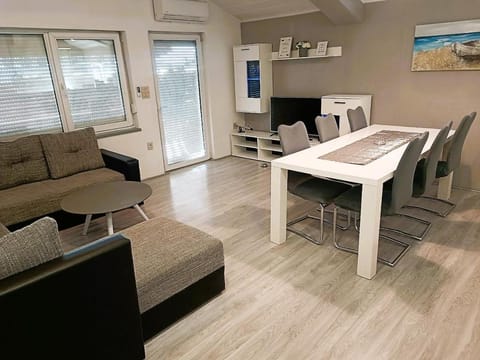 TV and multimedia, Living room, Seating area, Dining area, air conditioner