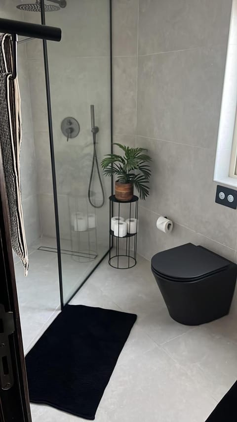 Groundfloor Apartment By The Sea, Fabulous Views Apartment in Saint Paul's Bay