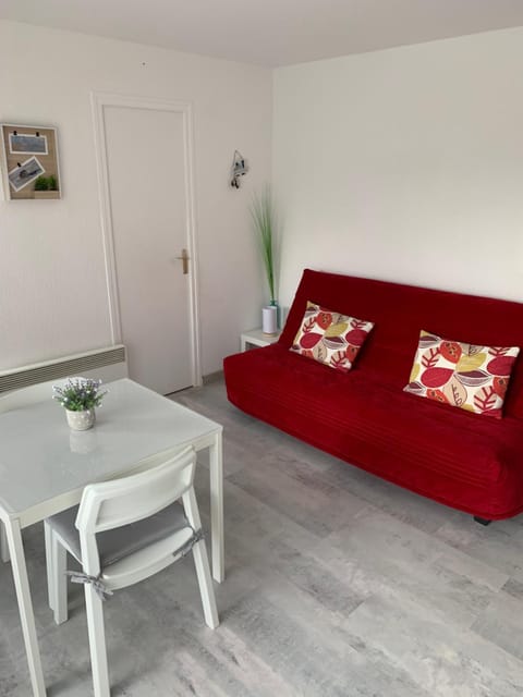 Bed, Living room, Seating area