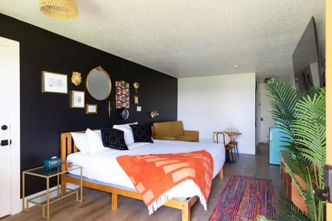 Bed, TV and multimedia, Living room, Seating area, Bedroom