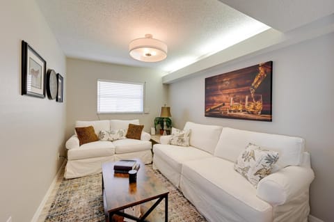 Bonita Springs Condo with Pool, Near Beaches! Apartment in Vanderbilt Lakes