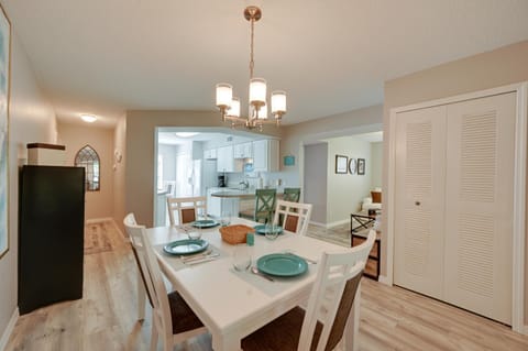 Bonita Springs Condo with Pool, Near Beaches! Apartment in Vanderbilt Lakes