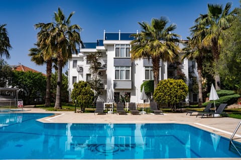 Property building, Day, Garden, Garden view, Pool view, Swimming pool, sunbed