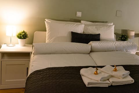 Bed, Bedroom, towels