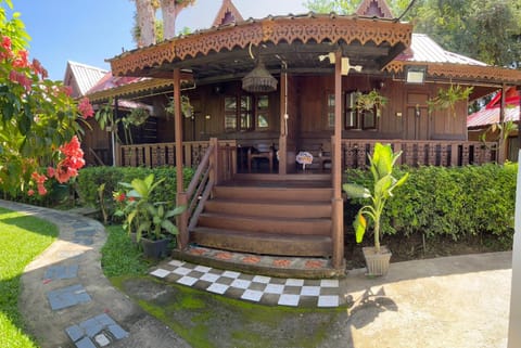 Property building, Day, Balcony/Terrace, Balcony/Terrace