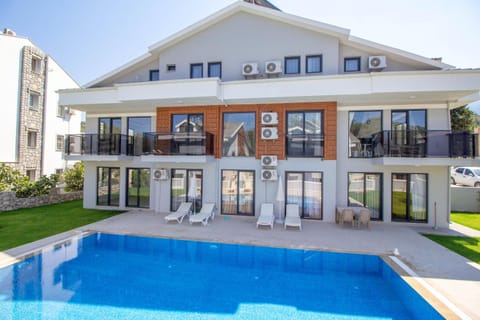 Property building, Swimming pool, sunbed