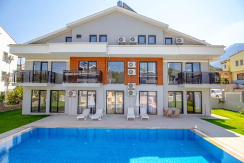 Property building, Swimming pool, sunbed