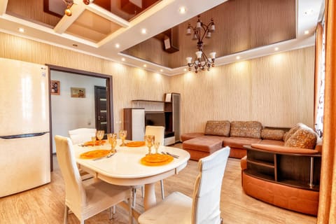 Kitchen or kitchenette, Living room, Food and drinks, Seating area, Dining area, Food, minibar, oven