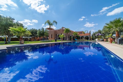 Day, Pool view