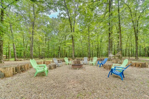 Broken Bow Getaway Hot Tub, Grill and Fire Pit House in Broken Bow