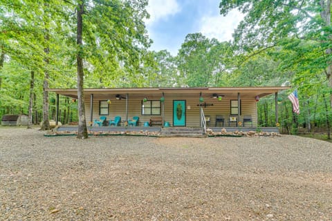 Broken Bow Getaway Hot Tub, Grill and Fire Pit House in Broken Bow