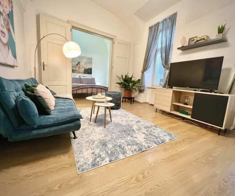Communal lounge/ TV room, TV and multimedia, Living room, Seating area, Evening entertainment