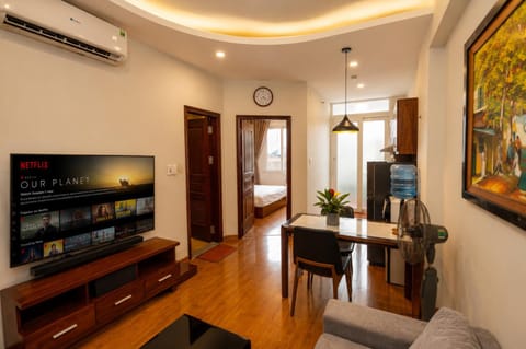 Communal lounge/ TV room, TV and multimedia, Living room, Seating area, Dining area, Evening entertainment, fireplace, air conditioner