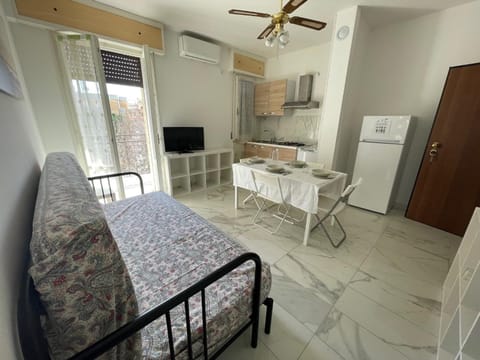 TV and multimedia, Kitchen or kitchenette, Living room, Seating area, Dining area, pet friendly, stove, air conditioner