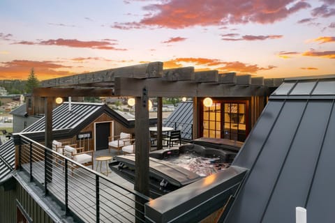 Property building, Patio, Day, Natural landscape, Hot Tub, View (from property/room), Balcony/Terrace, Mountain view, Sunset