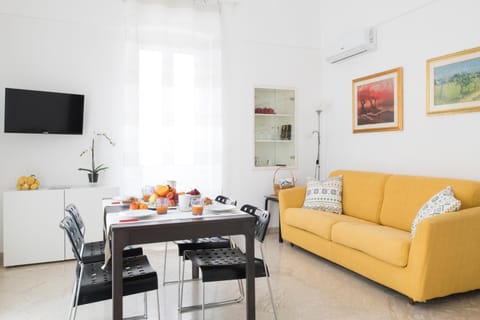 TV and multimedia, Living room, Dining area, Evening entertainment, air conditioner