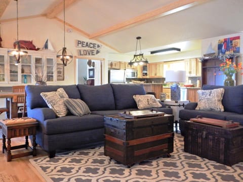 C21, Three bedroom, three bath log-sided, luxury Harbor North cottage with hot tub cottage House in Lake Ouachita