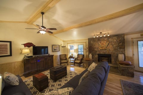 C21, Three bedroom, three bath log-sided, luxury Harbor North cottage with hot tub cottage House in Lake Ouachita