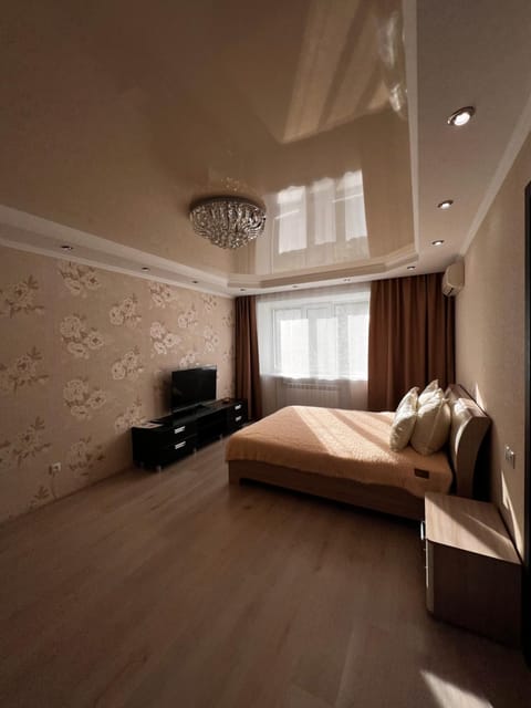 Bed, TV and multimedia, Living room, Photo of the whole room, Seating area, Bedroom