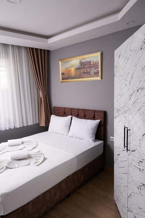 Bed, Bedroom, towels