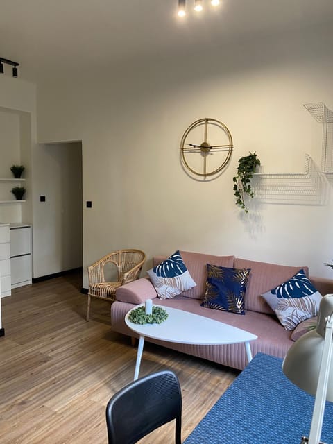 Bed, Seating area, Bedroom, wardrobe
