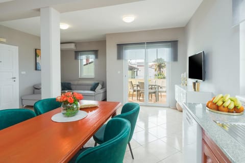 TV and multimedia, Balcony/Terrace, Living room, Seating area, Dining area
