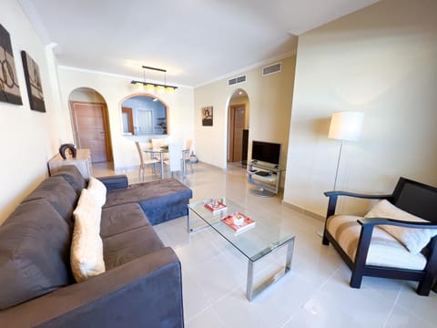 TV and multimedia, Kitchen or kitchenette, Living room, Seating area, Dining area, locker, kitchen, air conditioner