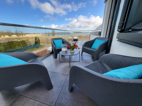 View (from property/room), Seating area, Lake view