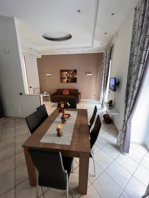 TV and multimedia, Living room, Seating area, Dining area