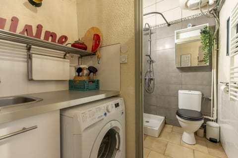 Shower, Bathroom, Kitchen or kitchenette