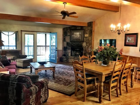 C15, Two bedroom, two bath log-sided, luxury Harbor North cottage with hot tub cottage House in Lake Ouachita