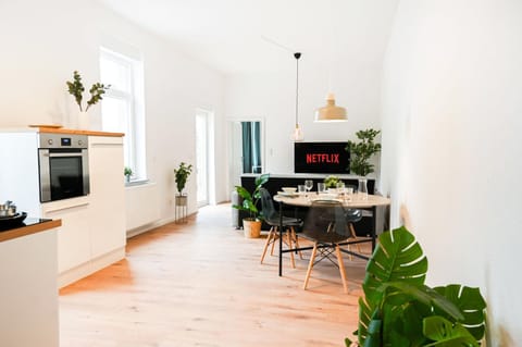 Kitchen or kitchenette, Dining area, pet friendly, stove