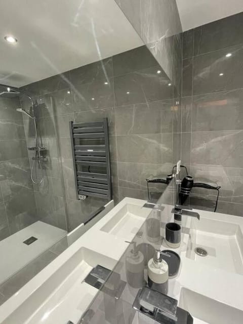 Appartement 3 pièces refait à neuf. Centre-ville. Apartment in Menton