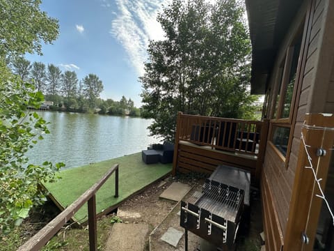 Rudd lake Luxury lakeside lodge with fishing & hot tub@Tattershall House in Tattershall