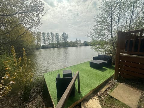 Rudd lake Luxury lakeside lodge with fishing & hot tub@Tattershall House in Tattershall