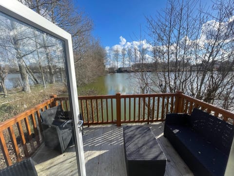 Rudd lake Luxury lakeside lodge with fishing & hot tub@Tattershall House in Tattershall