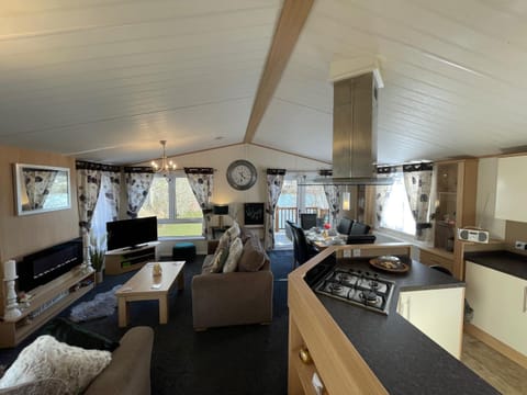 Rudd lake Luxury lakeside lodge with fishing & hot tub@Tattershall House in Tattershall