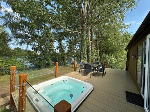 Rudd lake Luxury lakeside lodge with fishing & hot tub@Tattershall House in Tattershall