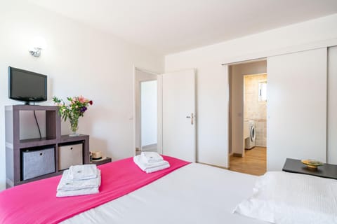 Bed, Bathroom, Photo of the whole room, Bedroom, towels