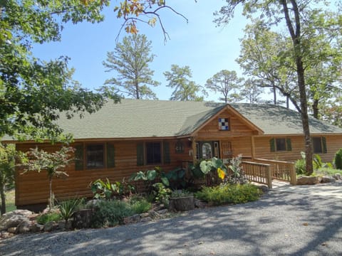 C22, a luxury, three bedroom, three bath Harbor North cottage overlooking the lake cottage House in Lake Ouachita