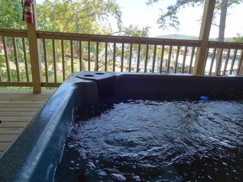 C22, a luxury, three bedroom, three bath Harbor North cottage overlooking the lake cottage House in Lake Ouachita