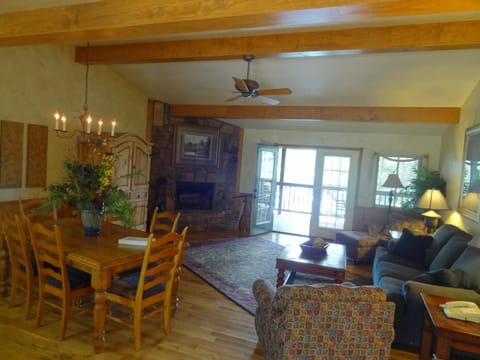 C16, Two bedroom, two bath, log-sided Harbor North luxury cottage with hot tub, cottage House in Lake Ouachita