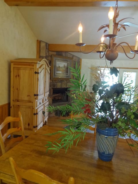 C16, Two bedroom, two bath, log-sided Harbor North luxury cottage with hot tub, cottage House in Lake Ouachita