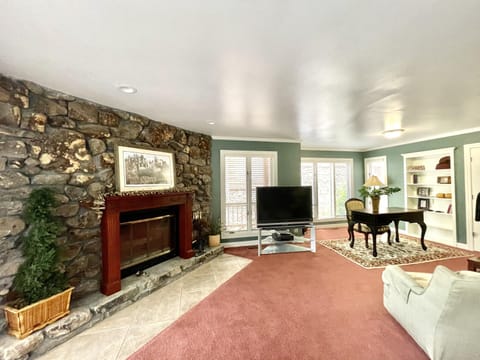 80BPD, Four bedroom, two 1 2 bath log-sided condo with lake view , garage condo Apartment in Lake Ouachita